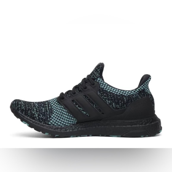 Brand new in box, rare, (sold out)ADIDAS Ultra Boost running shoes 🖤Men size 10 - Picture 3 of 9